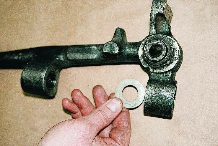 Шкворня газ 3110. Регулировочные шайбы шкворней газ 3110. Шкворень на газ 31 10. Шкворневая подвеска газ 3110. Подшипник шкворня газ 3110.