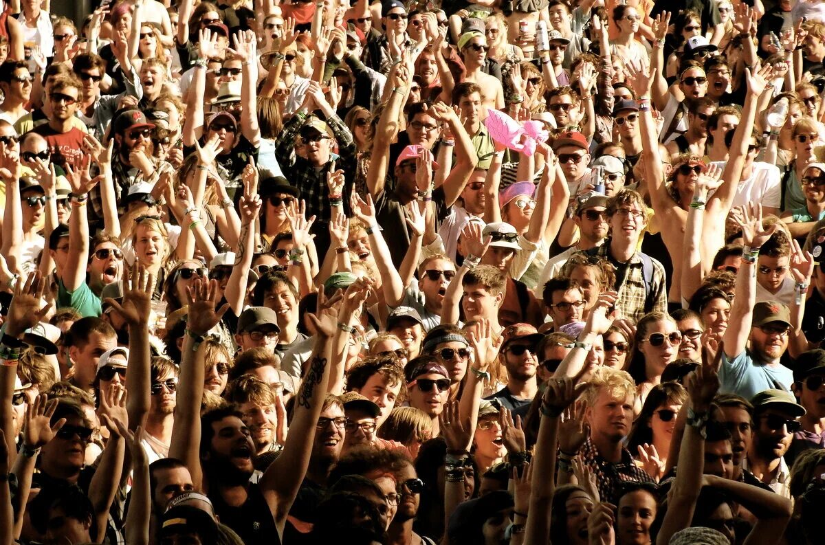 Нашей жизни есть много людей. Человек толпы. Много людей. Толпа народа. Веселая толпа.