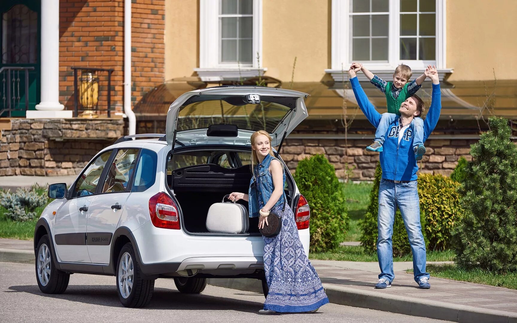 Peugeot 807 2008. Семья с автомобилем. Семейный автомобиль государственная. Vw touran 2022. Калина кросс универсал.