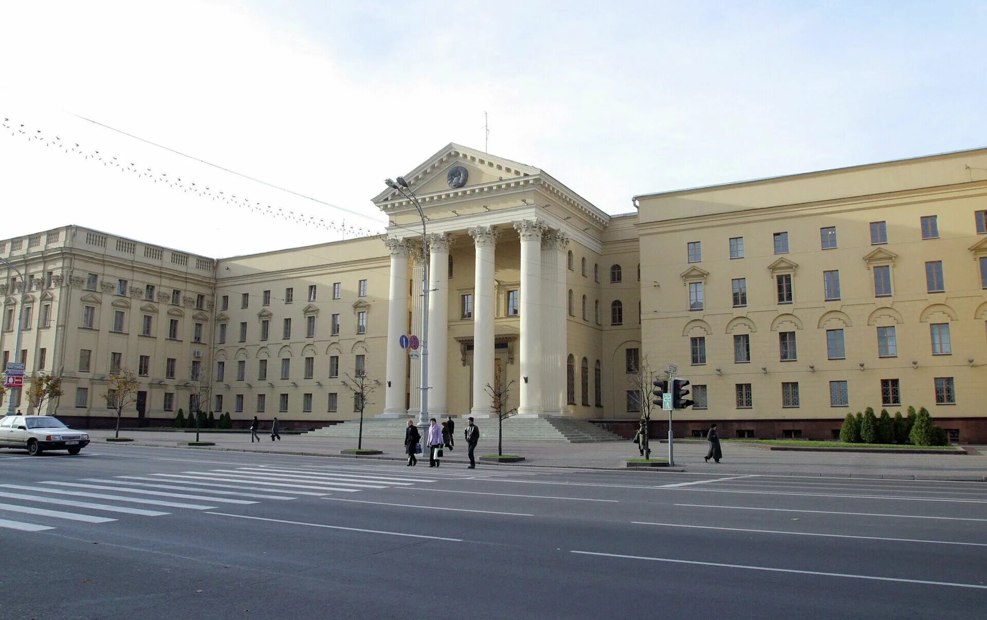 Минское кгб. Кгб белоруссии герб. Кгб белоруссии здание. Кгб минск здание архитектура. Проспект независимости здание кгб минск.