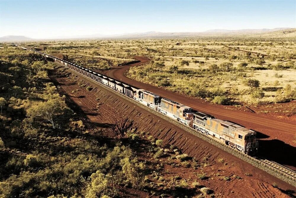 Железные дороги африки. Поезд горнодобывающей компании BHP Billiton, Австралия. Поезд компании BHP Billiton Австралия. Самый длинный поезд в мире 682 вагона. Поезд горнодобывающей компании BHP Billiton, Австралия 7350 м.