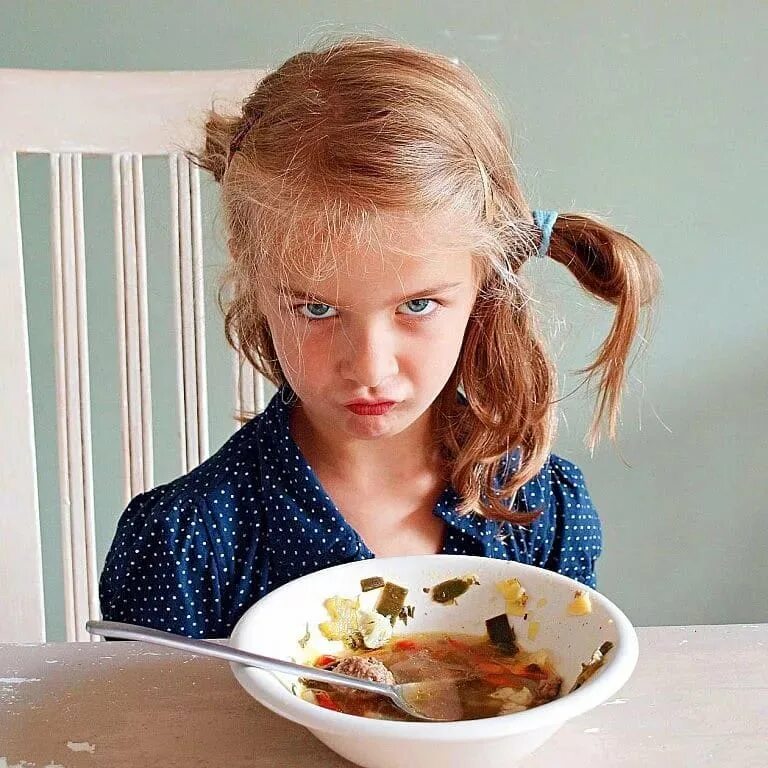 Дочь плохо ест. Девочка кушает. недовольная девочка. девочка не хочет кушать. девочка ест кашу.