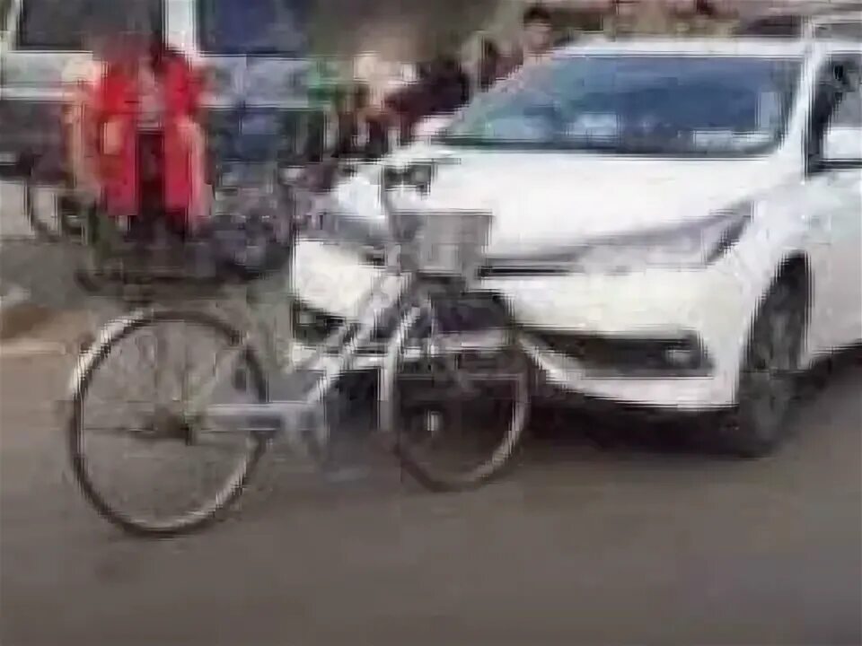 Велосипедист въехал. Велосипед помял машину. Машина въехала в велосипед. Шоссейный велосипед въехал в машину. Велосипед врезался в поло.