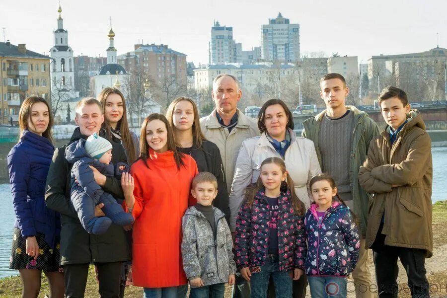 Многодетные семьи оренбурга. Успешные многодетные семьи екатеринбург. Многодетная семья. Многодетная успешная семья. Многодетным семьям 2019.