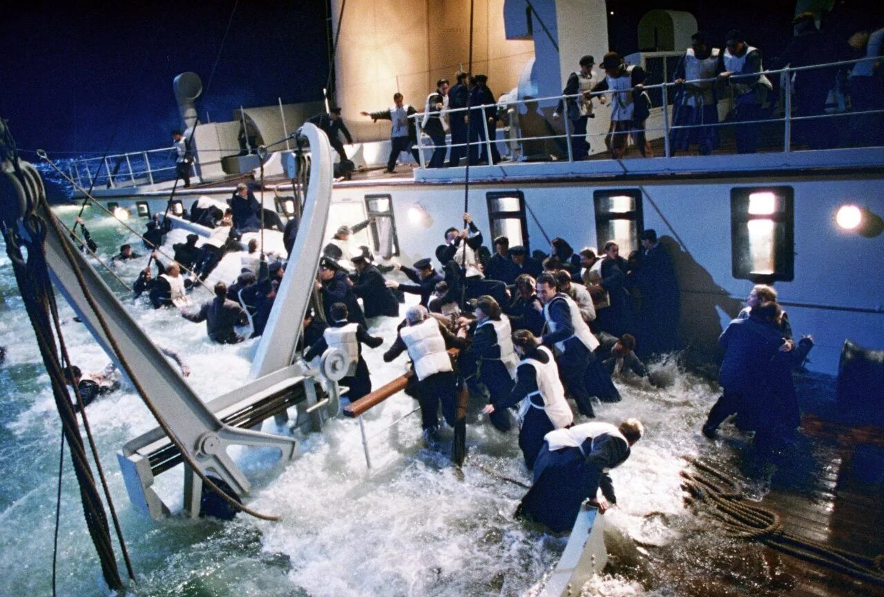 Кровь на палубе 2021. Титаник 1997 Кэмерон. Титаник 1997 тонет. Титаник 1997 съемки.
