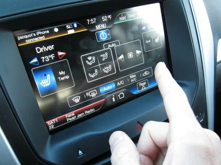 Бортовой компьютер в машине. Car infotainment system магнитола. Панель автомобиля. Mylink chevrolet cruze. Сенсорный плёнка для монитора 17 дюйма.