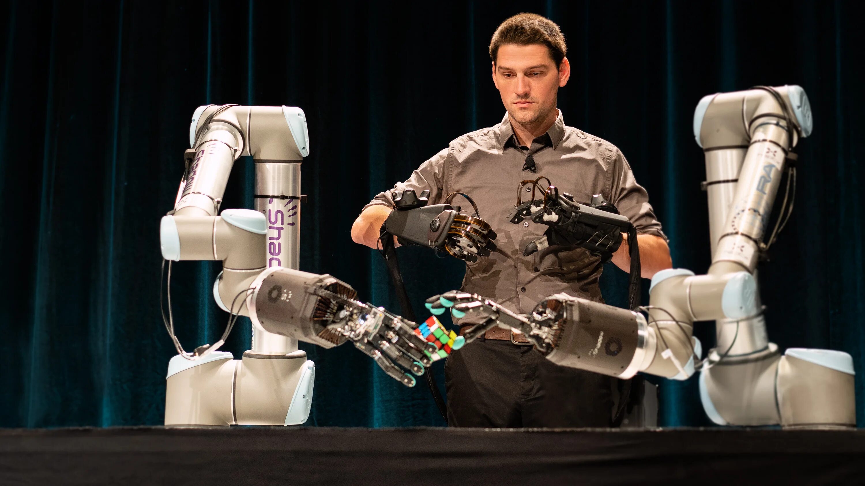 Тема человек и робот. Робот человек. Робототехника. Робот VR. Обучаемые роботы.