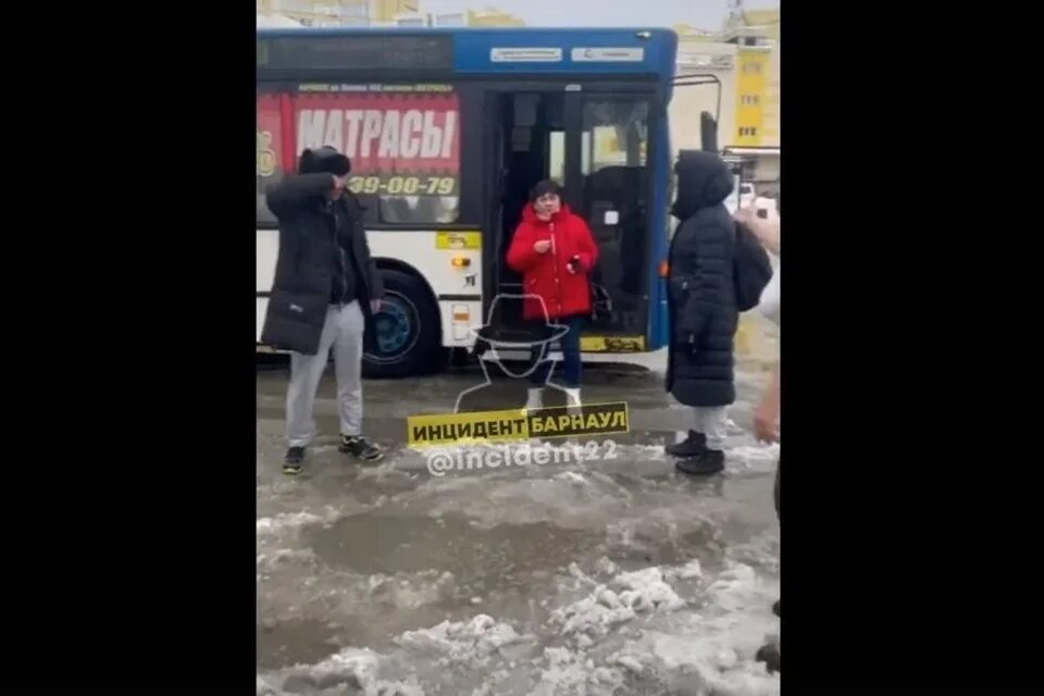 Можно ли в метро с перцовым. Полицейский автобус. Проверка автобусов. Пассажиры выходят из автобуса. Взрыв перцового баллона.