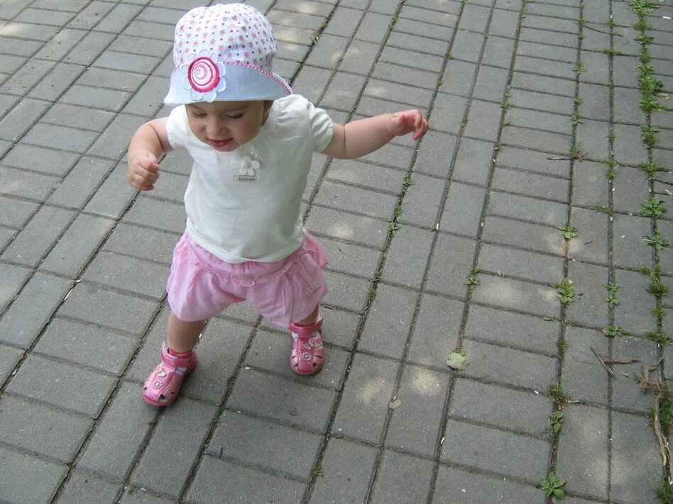 Малыш год и 2 месяца. Маленькие дети на улице. Ребенок 1 год. Девочка 1 год первые шаги. Прогулки с малышом.