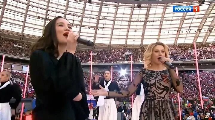 Две девушки поют про Донбасс. Лужники концерт. Девушки донбасса поют песню