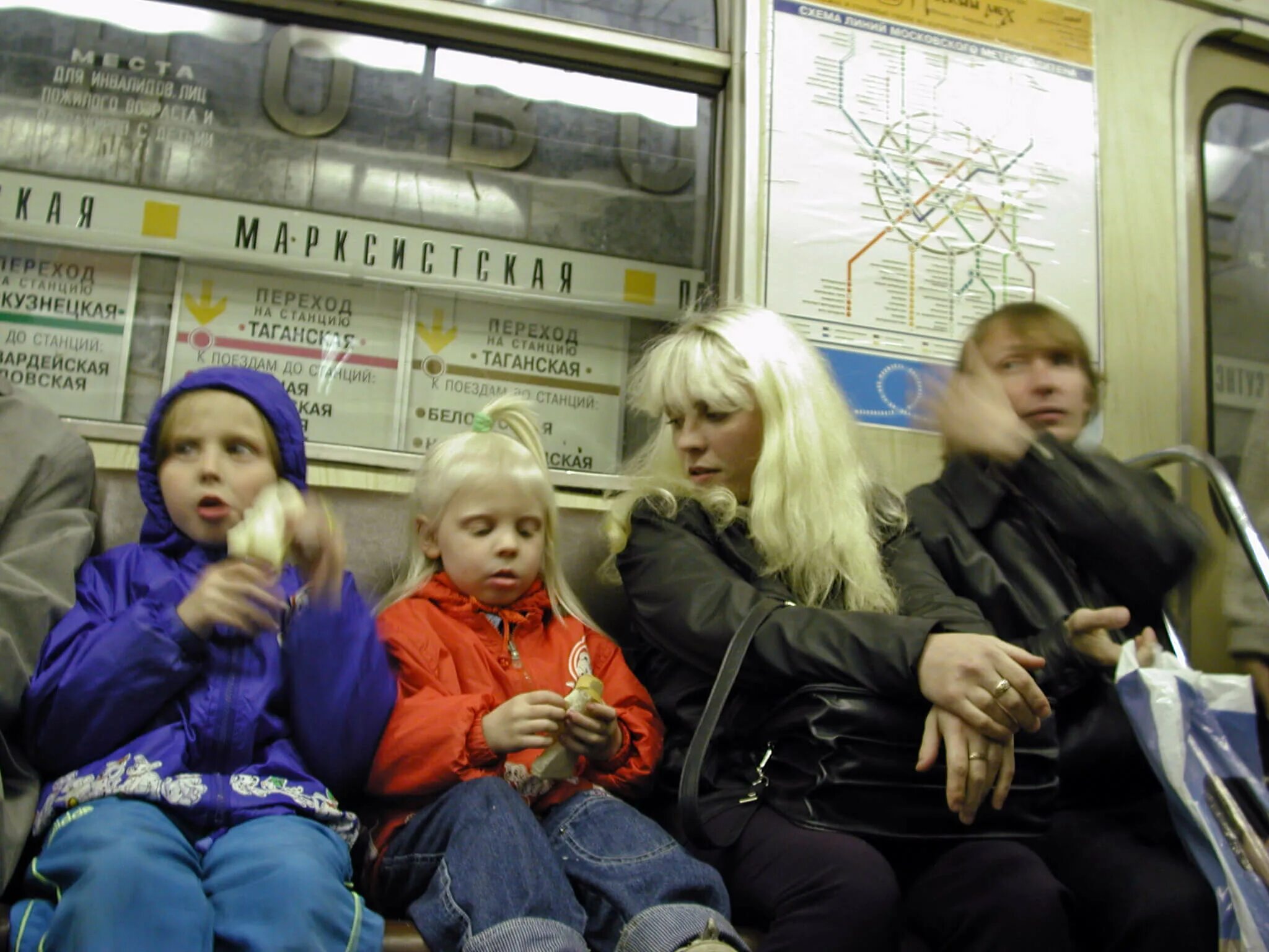 Метрополитен дети. Метро для детей. Дети в метро Москва. Московское метро для детей. Женщина с ребенком в метро.
