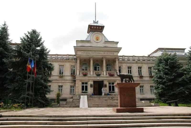 Первого в молдове. Национальный музей истории Молдовы, Moldova, Chișinău. Музей истории Кишинев. Национальный музей Кишинев. Национальный музей археологии и истории Кишинев.