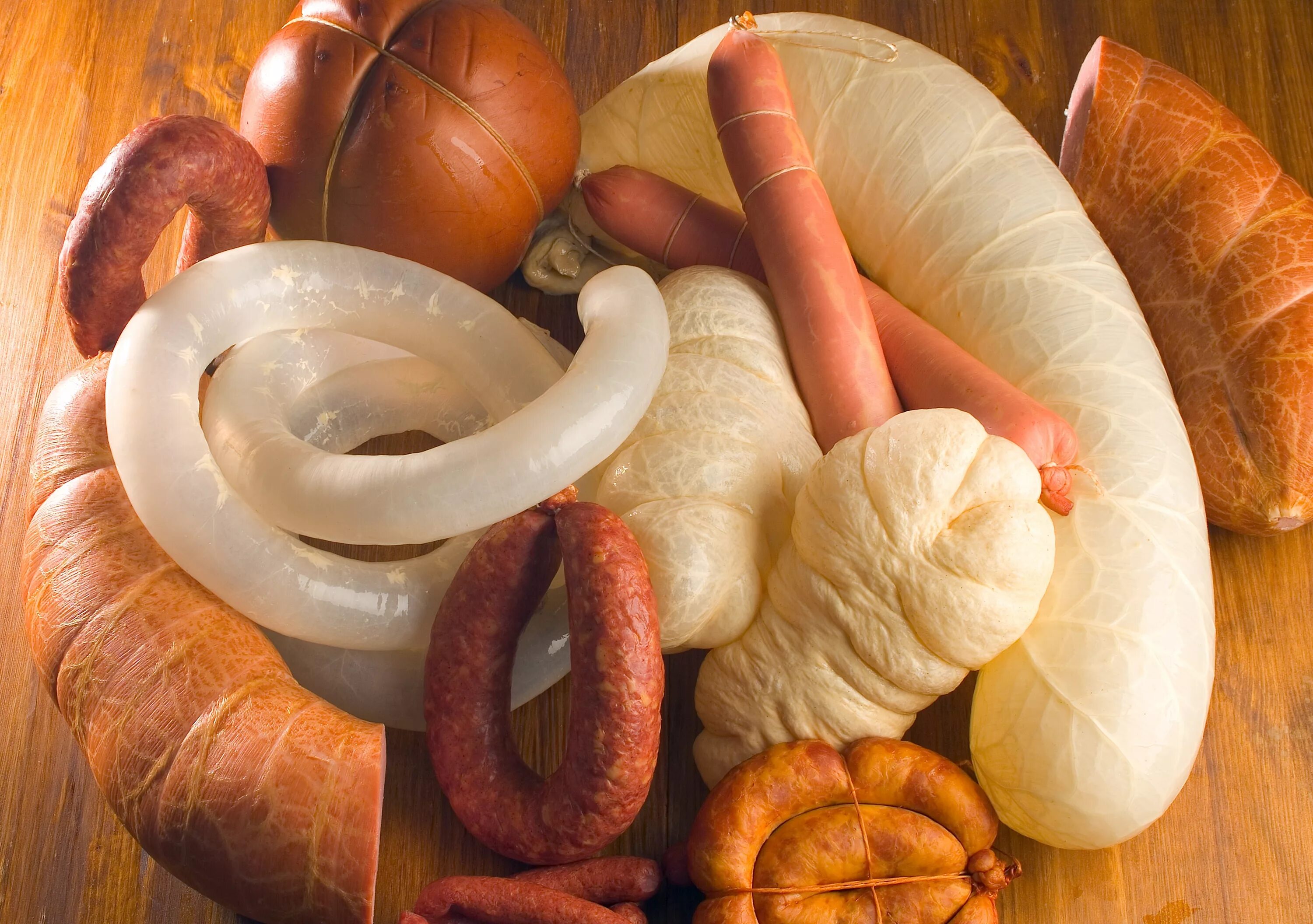 натуральная оболочка для колбасы. черева свиная для колбасы. колбаса в натуральной оболочке. натуральная оболочка для колбасы синюга. коллагеновая оболочка для колбасок, d-18 мм, l-14 м.