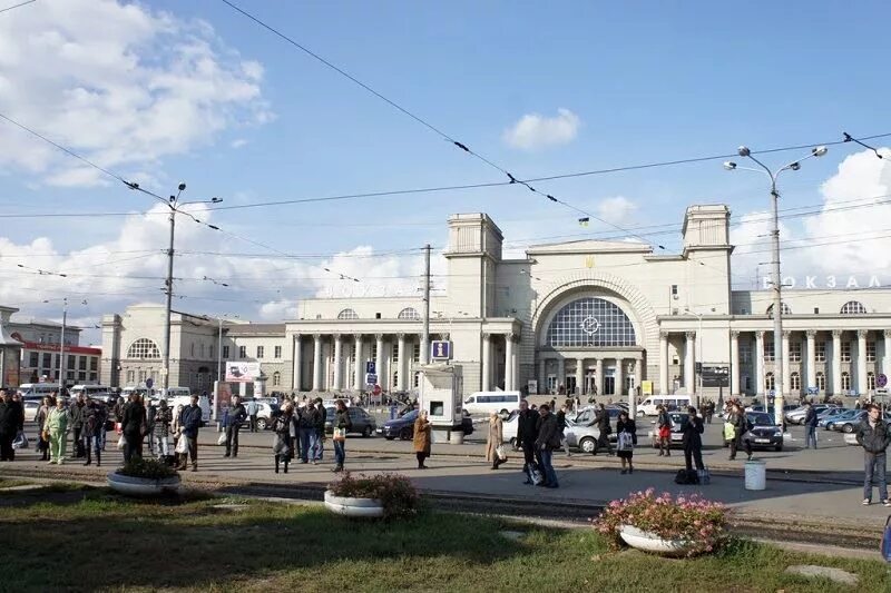 Вокзал днепропетровск. Днепропетровск Южный вокзал. Днепр ЖД вокзал. Станция Днепропетровск.