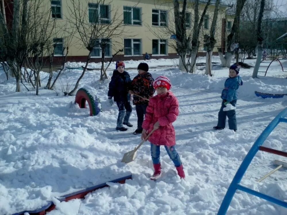 Труд прогулка подготовительная группа. Прогулка в детском саду зимой. дети на прогулке в садике зимой. прогулки на улице в детском саду зимой. прогулка зимой в детском саду подготовительная группа.