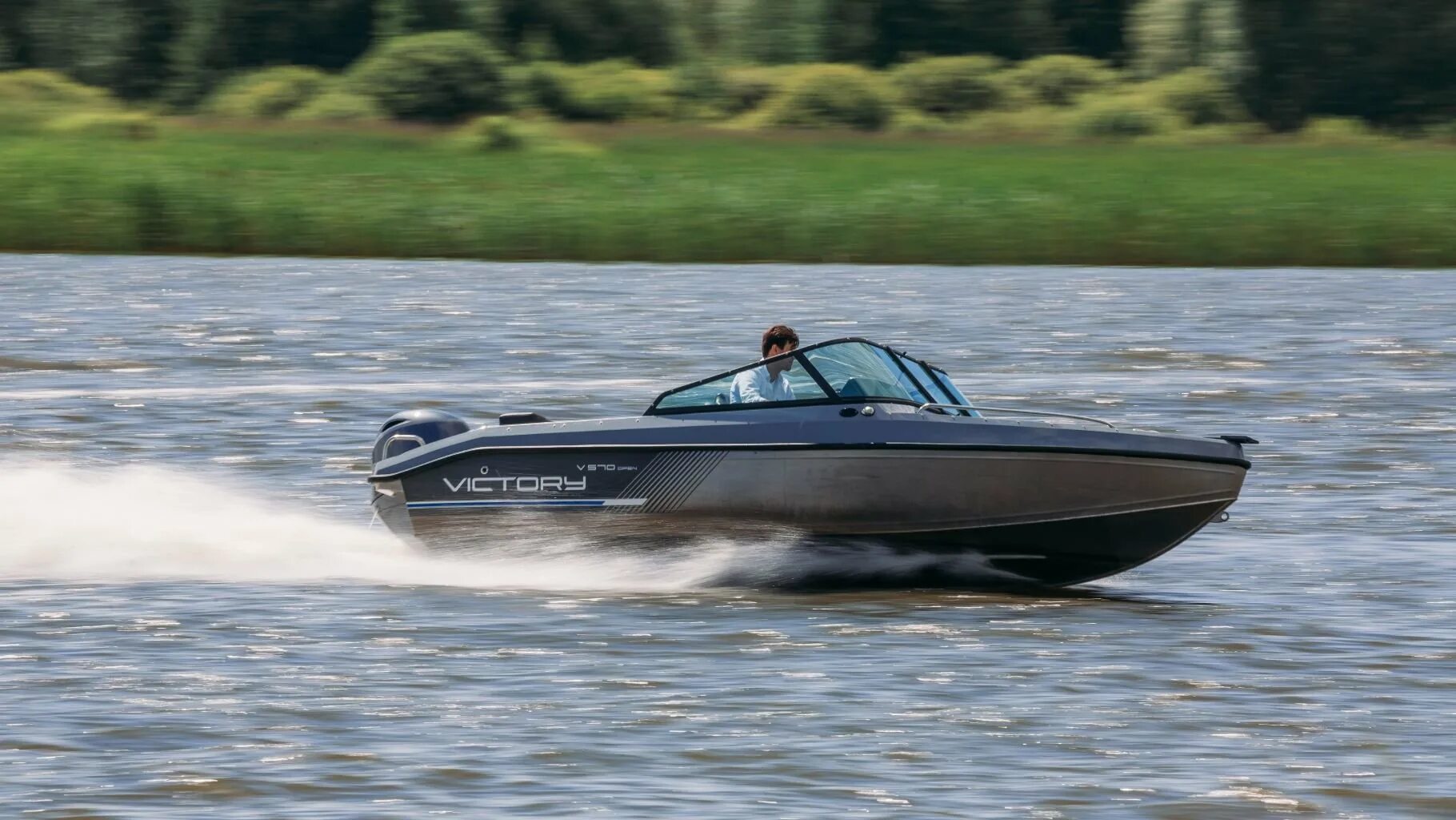 Бенету антарес 7. Антарес 11 катер. Виктори 570 каюта. Водоизмещающий катер с флайбриджем. Катер в 11 00.