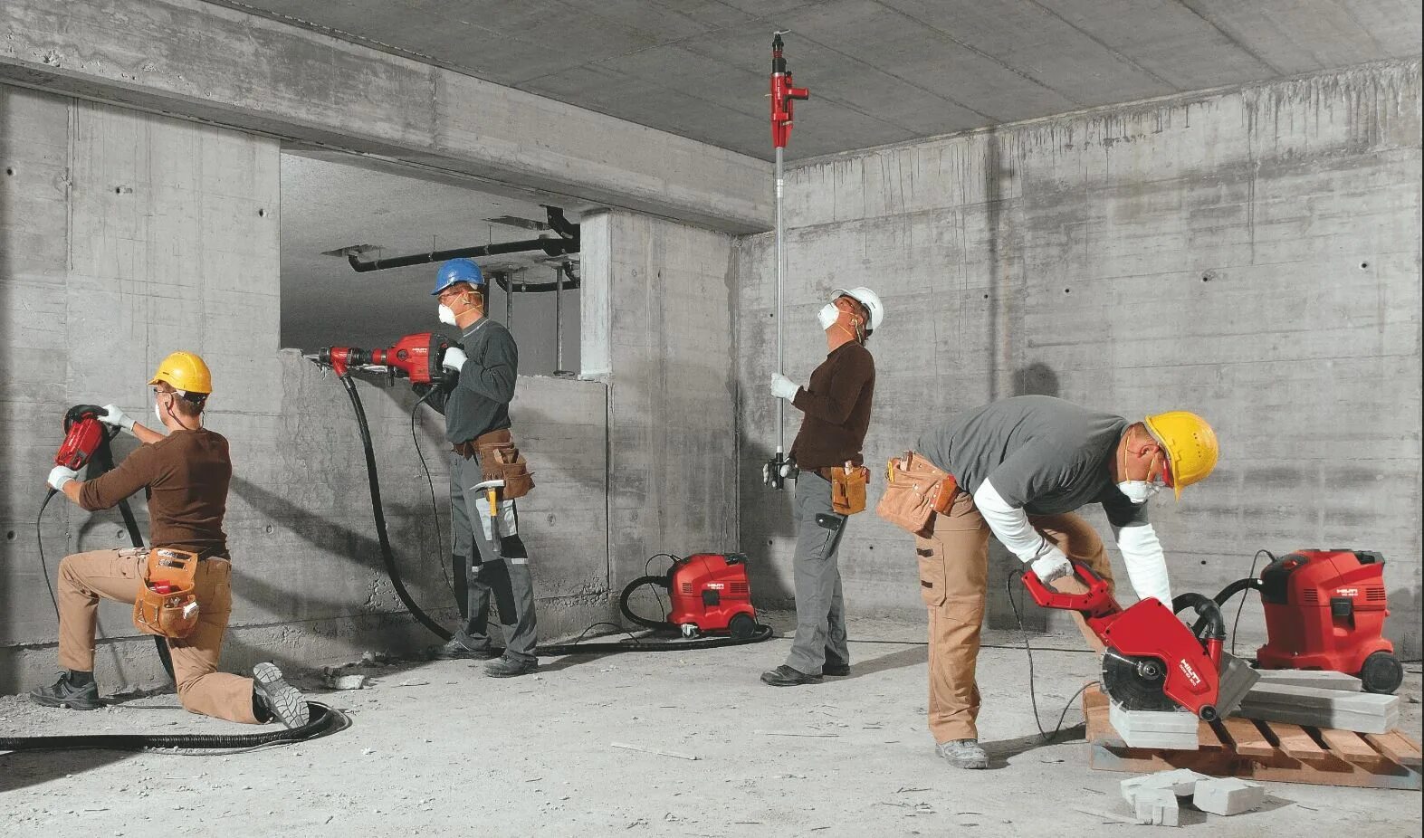 Монтаж демонтаж окон. Монтаж внутреннего блока сплит системы. Фото сантехника. Кондиционер установленный. Строительный демонтаж.