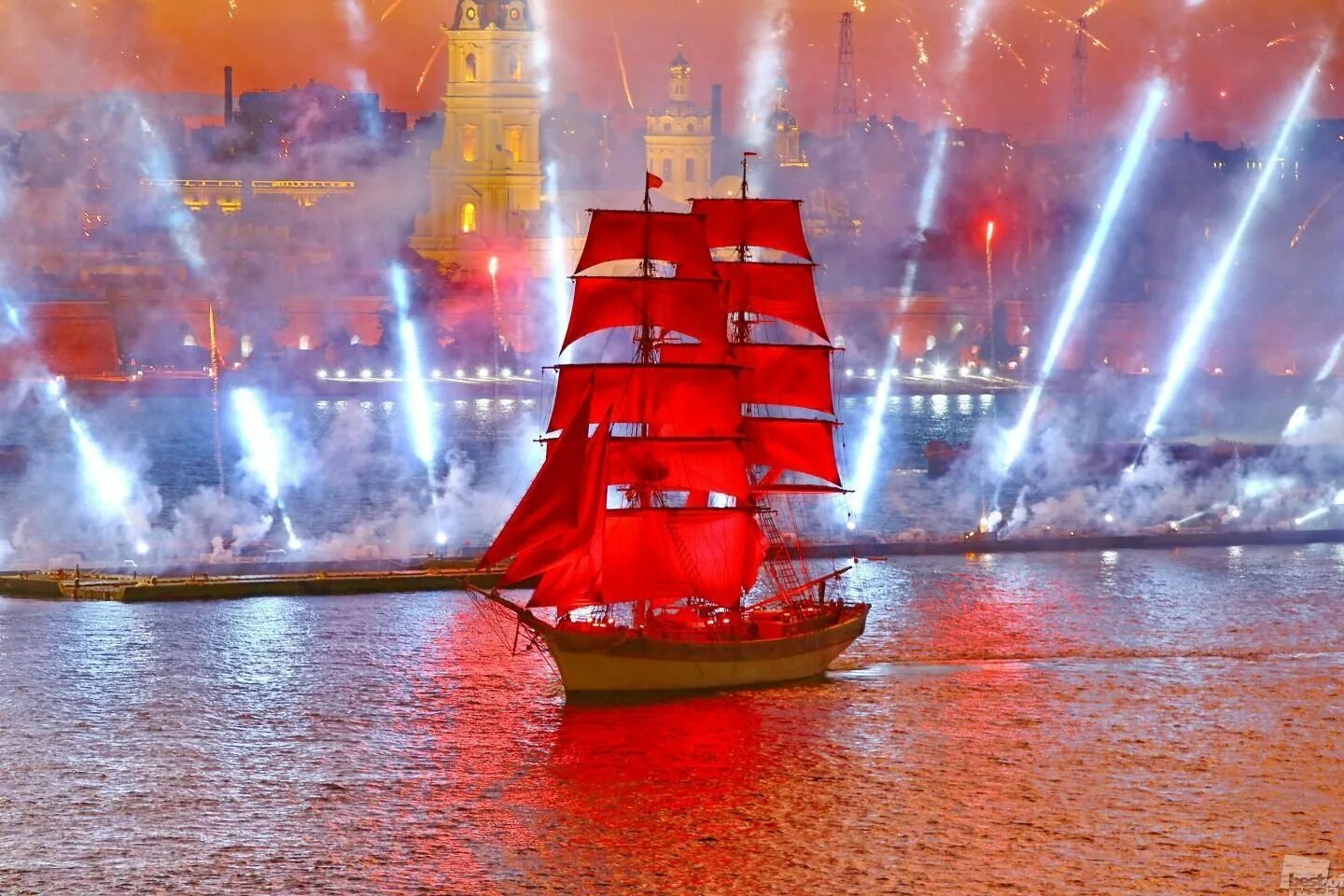 Парусник алые паруса. Корабль с алыми парусами. Алые паруса анапа. Корабль с алыми парусами. Фрегат алые паруса.