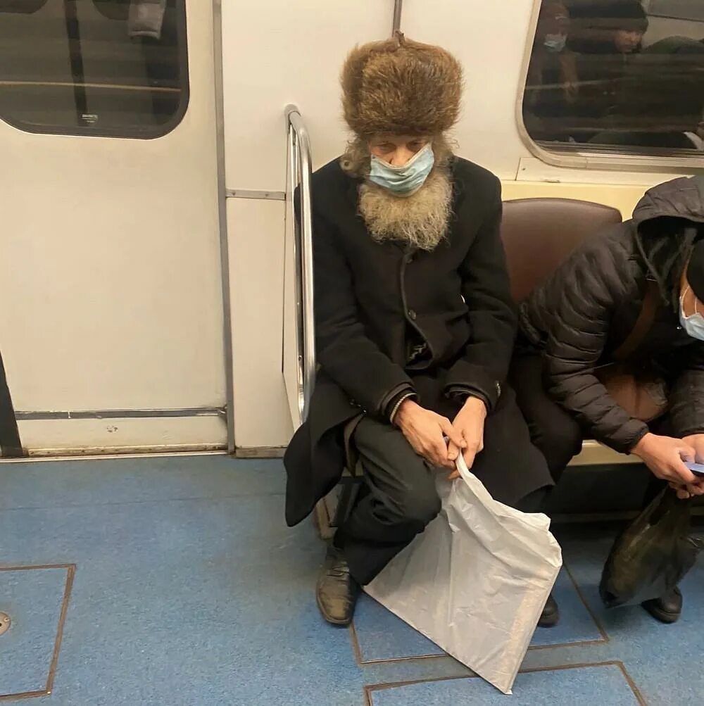 Странный чудак. Странные пассажиры в метро. Странный чудак. Модники в метро. Странные люди в московском метро.