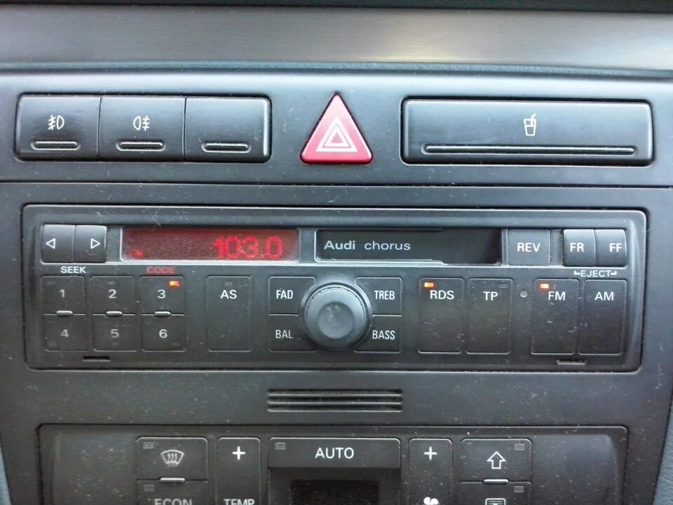 снятие штатной магнитолы AUDI A4 B6 - Audi A4 (B6), 1,8 л, 2002 года автозвук DR