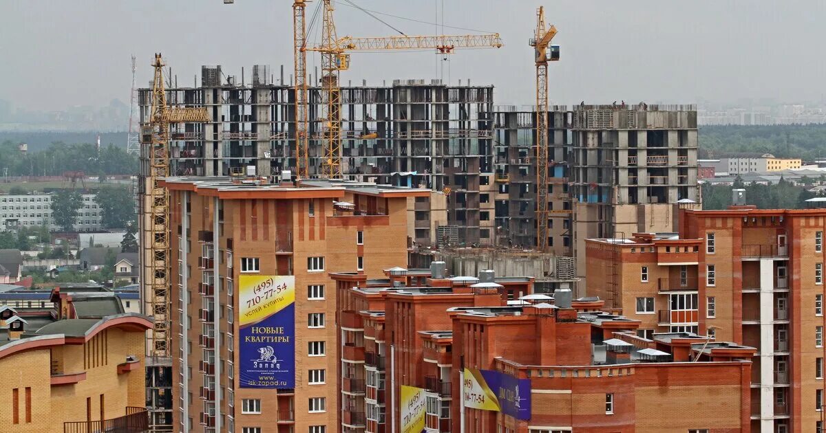 Стройка жк в москве. Стройка. Стройка многоквартирного дома. Огромная стройка. Стройка в городе.