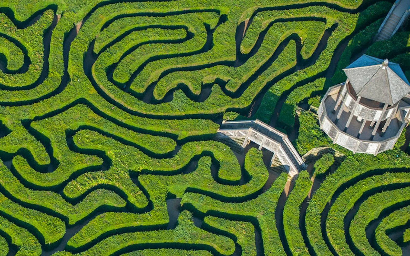 Village лабиринты. Лабиринт Лонглит (Longleat Hedge Maze), Англия, Великобритания. Лабиринт усадьбы Лонглит. Лабиринт long Hedge Maze. Лабиринт в поместье Лонглит в английском графстве Уилтшир.