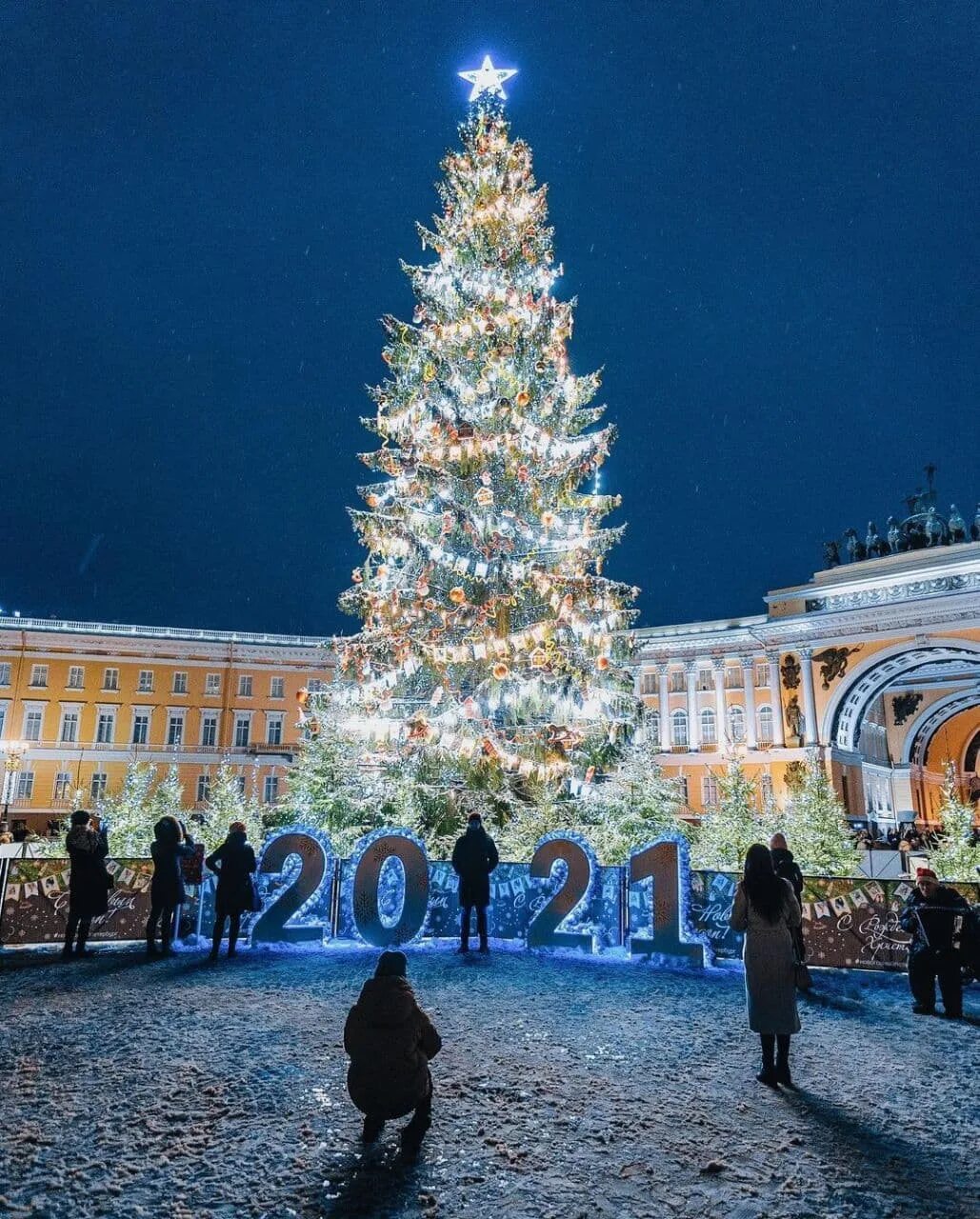 Дворцовая площадь новый год 2022. Каток на дворцовой площади в санкт-петербурге 2022. Елка в питере 2022 на дворцовой площади. Рождество россии в спб. Санкт-петербург елка на дворцовой площади 2023.