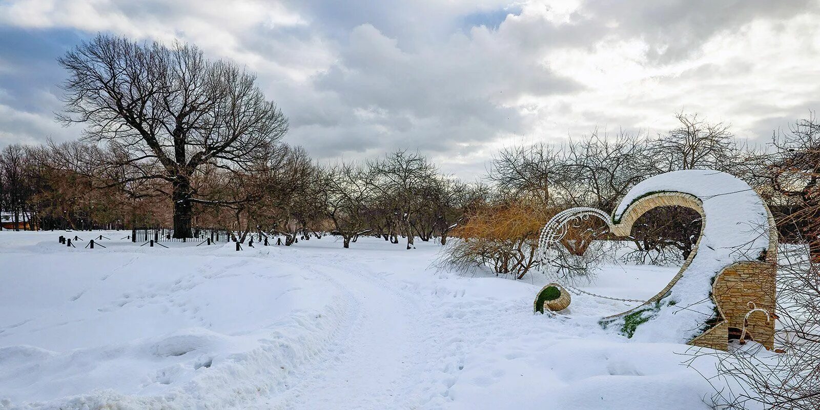 Где погулять 23 февраля. Нескучный сад аллея влюбленных. Аллея влюбленных в Коломенском. Парк Коломенское Москва аллея любви. Аллеи любви.