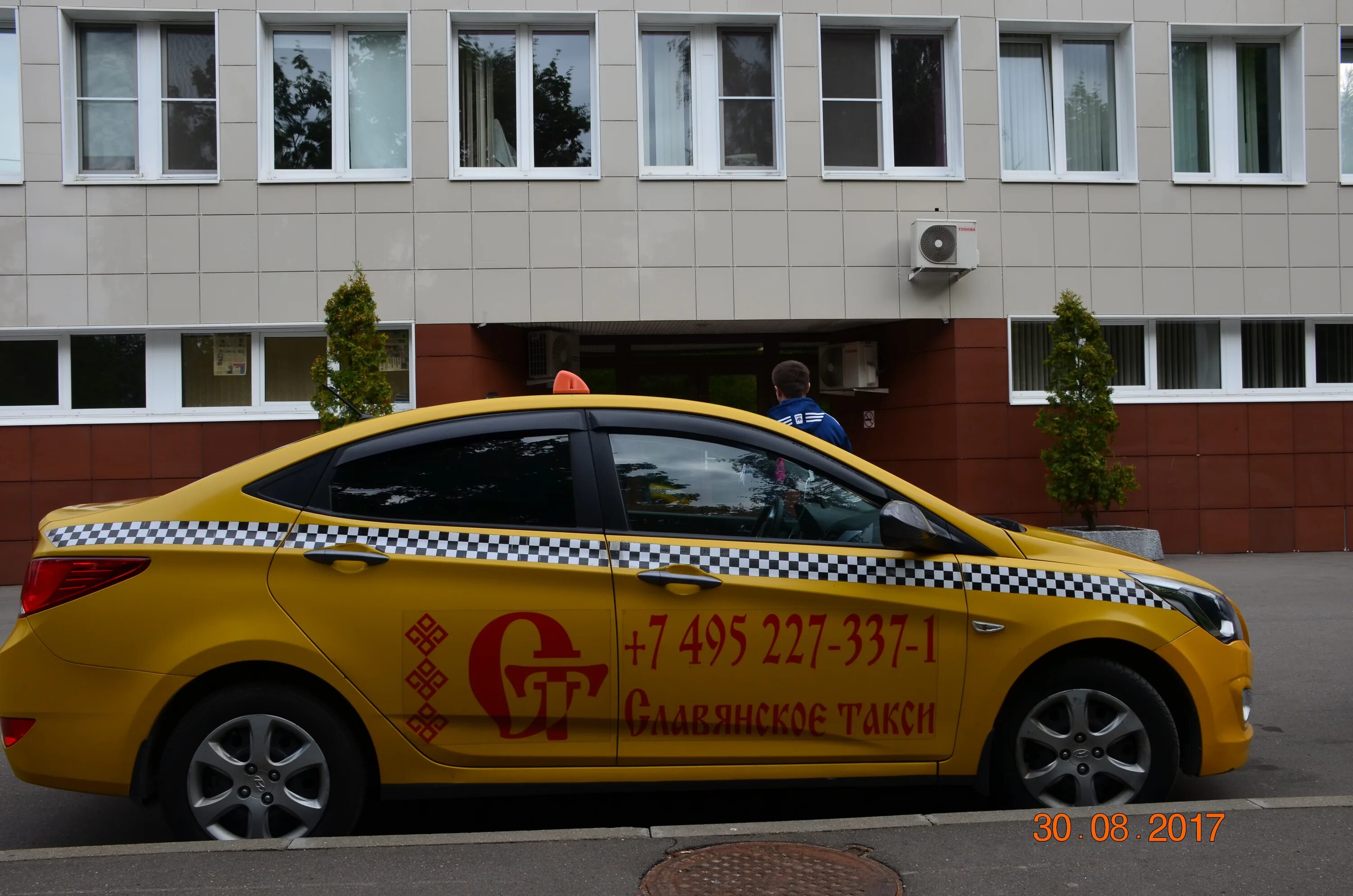 желтое такси. автомобиль «такси». московское такси. автомобиль «такси». Volkswagen polo такси.