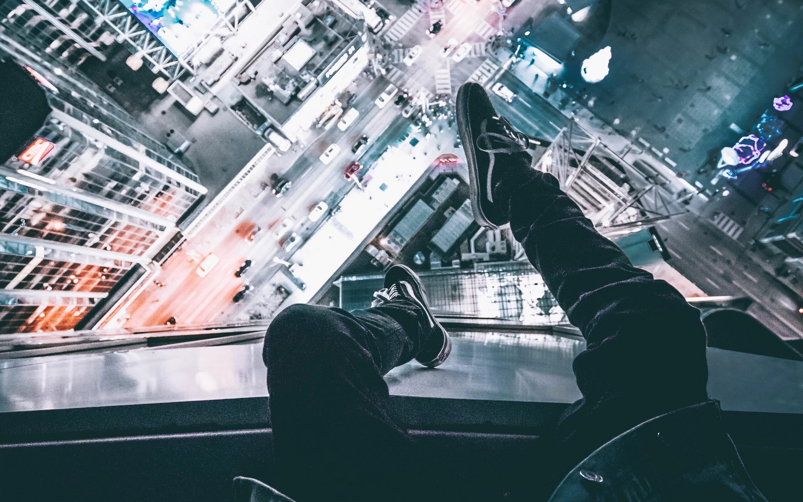 Человек на фоне города. Парень на крыше спиной. Парень на крыше. Мужской силуэт на фоне города. Два парня на крыше.