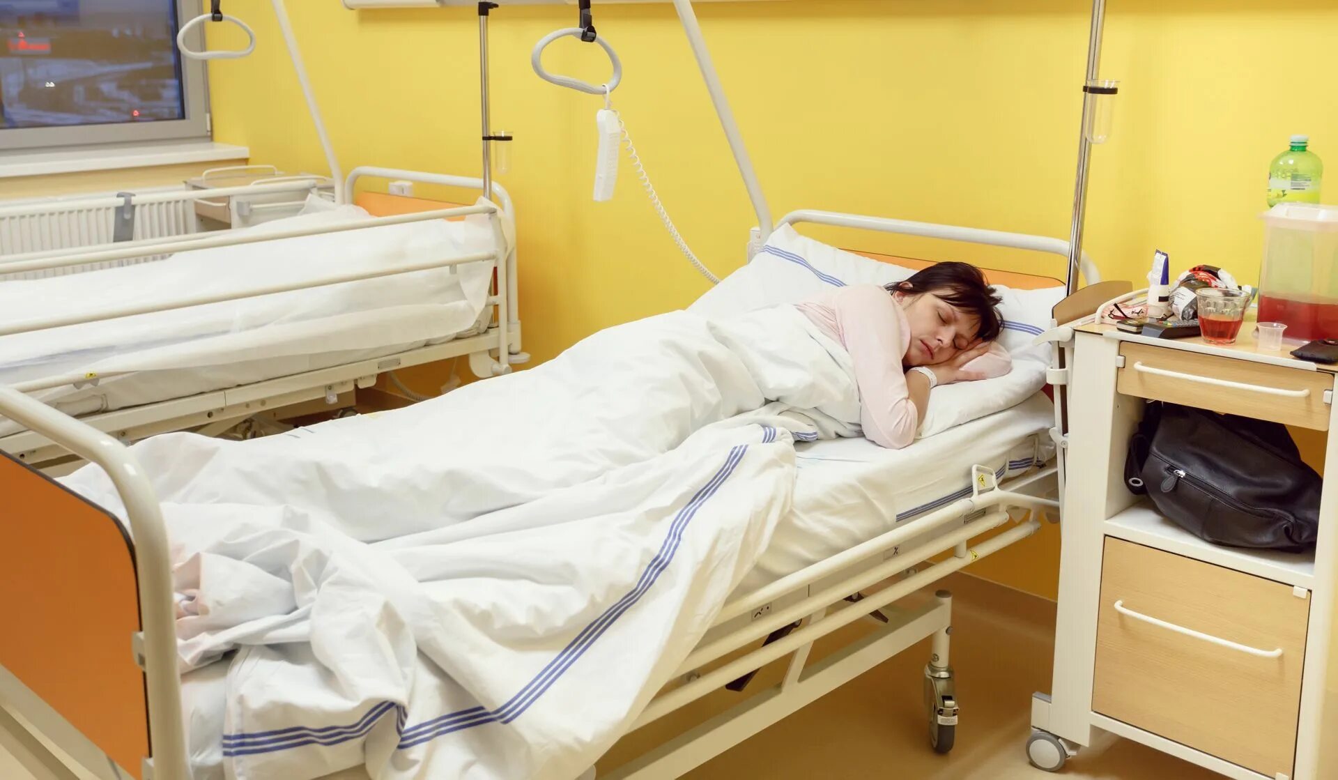 Сколько времени лежать в больнице после. В больнице после операции. лежу в больнице после операции. послеоперационное вливание. лежу в больнице после операции на ноге.