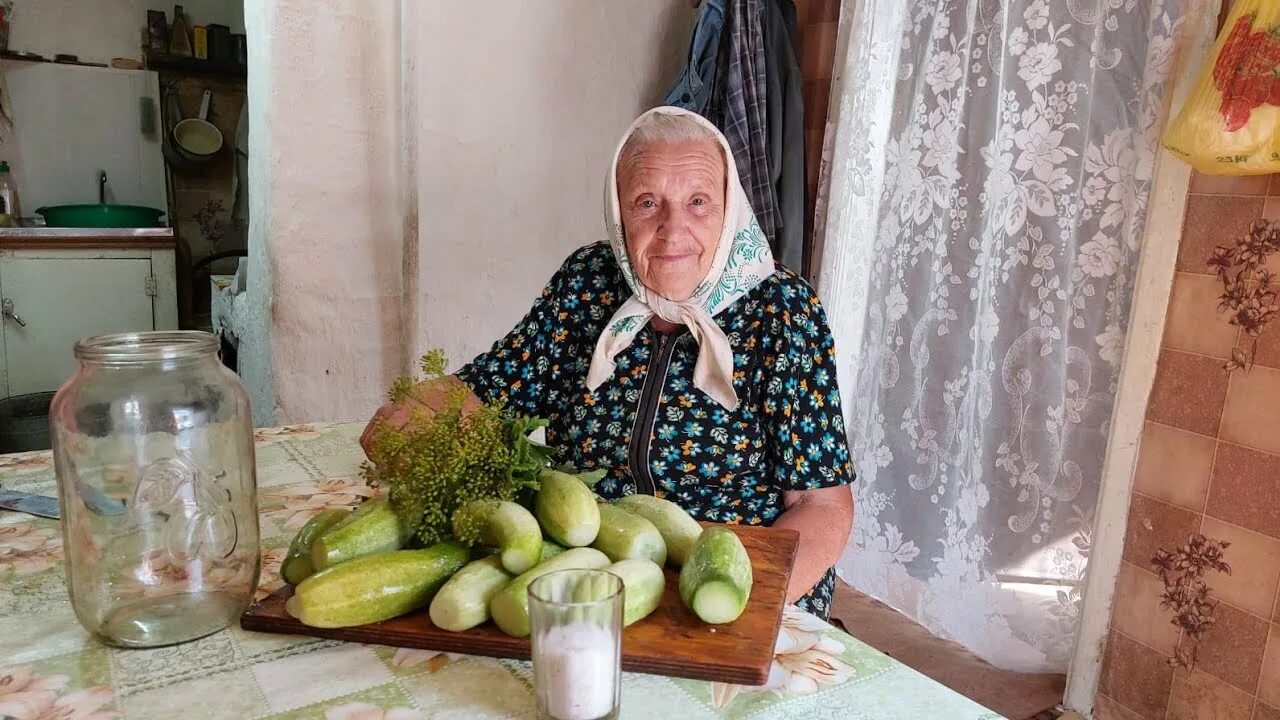 Бабушка с огурцами. Бабка с огурцами. Бабушка и огурец мем. Огурцы в банках на зиму бабушка. Бабушка на рынке.