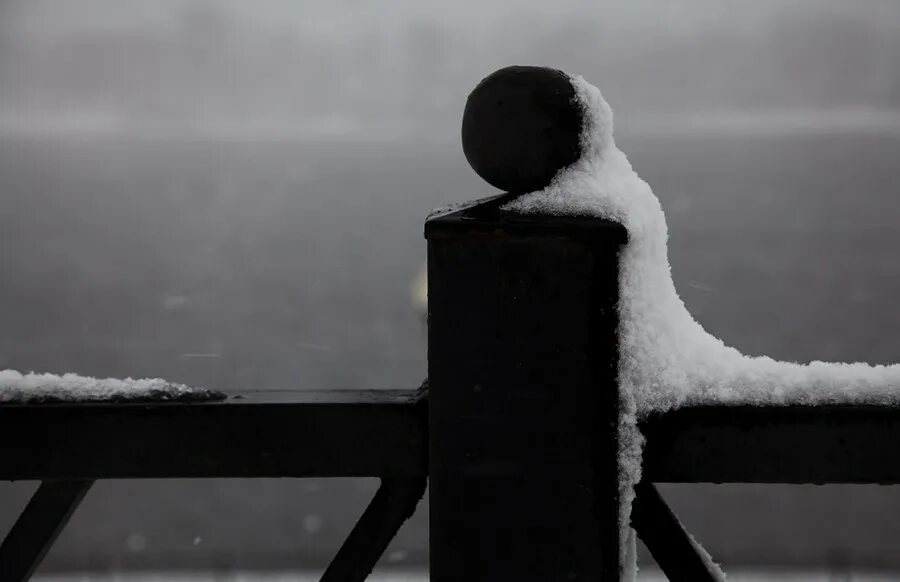 сдувает снег. девушка зима. приход зимы.