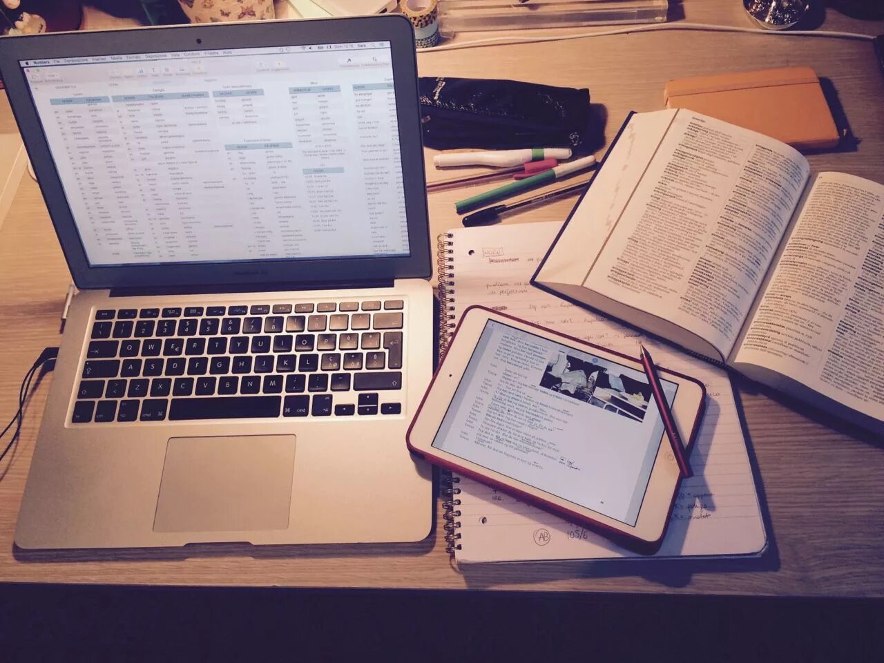 Стол для ноутбука. Ноутбук для учебы студенту. Хорошие ноутбуки для учебы. Ноутбук для учебы. Недорогие ноутбуки для учебы.