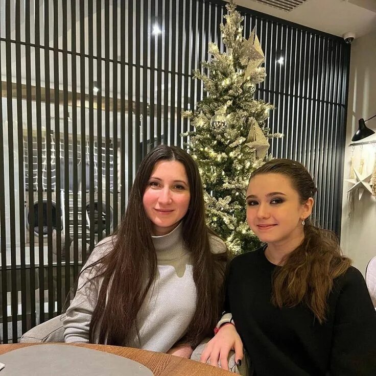 Мама в 16 камила. Камила валиева родители. Камила валиева мать. Мама в 16 камила. Камила валерьевна валиева.
