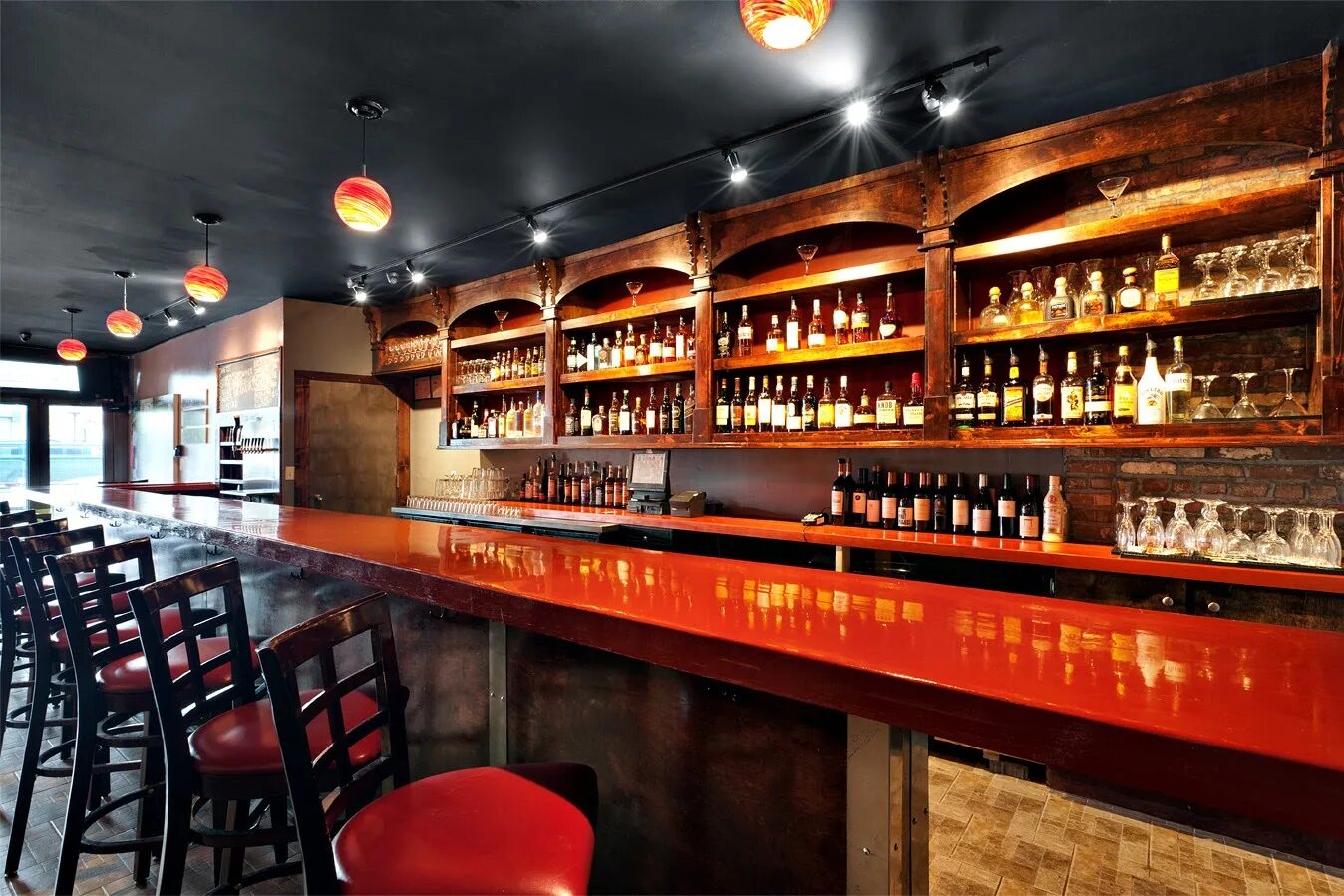 Барная стойка спортбар. Как называется бар. Барная стойка в караоке. Магазин разливного пива вывеска. Креативное название бара.