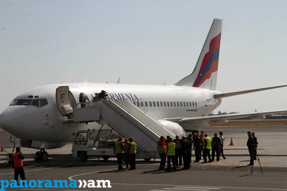 Арм в самолете. Armenia Boeing 737. Boeing 737 Armenia Aircompany. Самолёт Air Moldova 737. Армянский самолет.