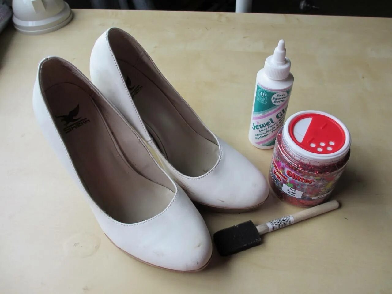Как убрать черные подошвы. Покрасить белые туфли. Краска для лаковых туфель. Перекрас обуви. Покрасить кожаные туфли.