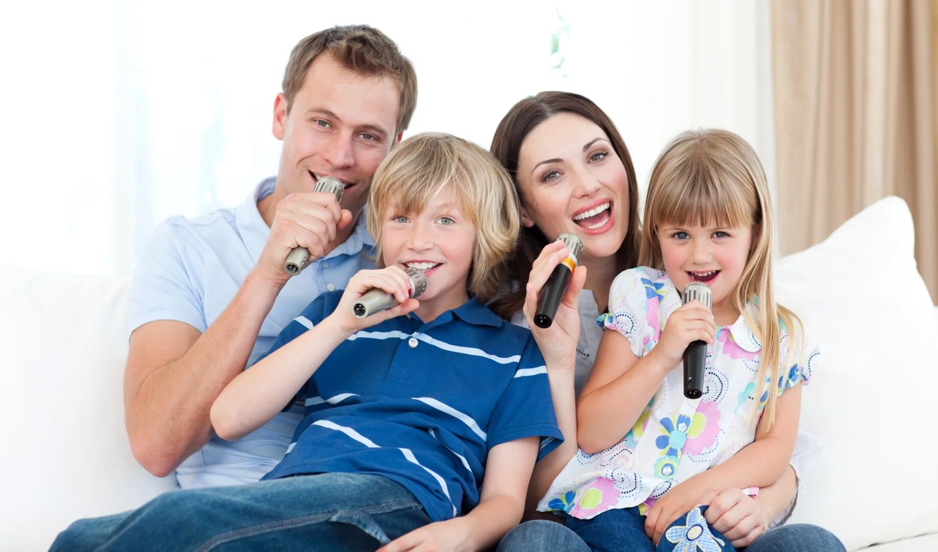 Family sing. Семья поет. Пение в семье. Дети и взрослые поют. Родители и дети поют.