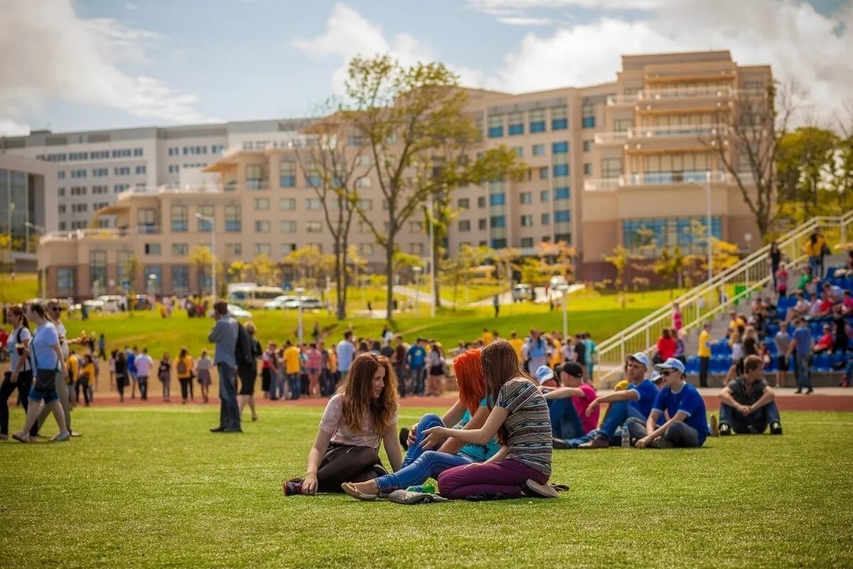 Student park. Университетский парк кампус. Кампус студенческий городок. Студенческий городок в России кампусы. ДВФУ студенческий городок.