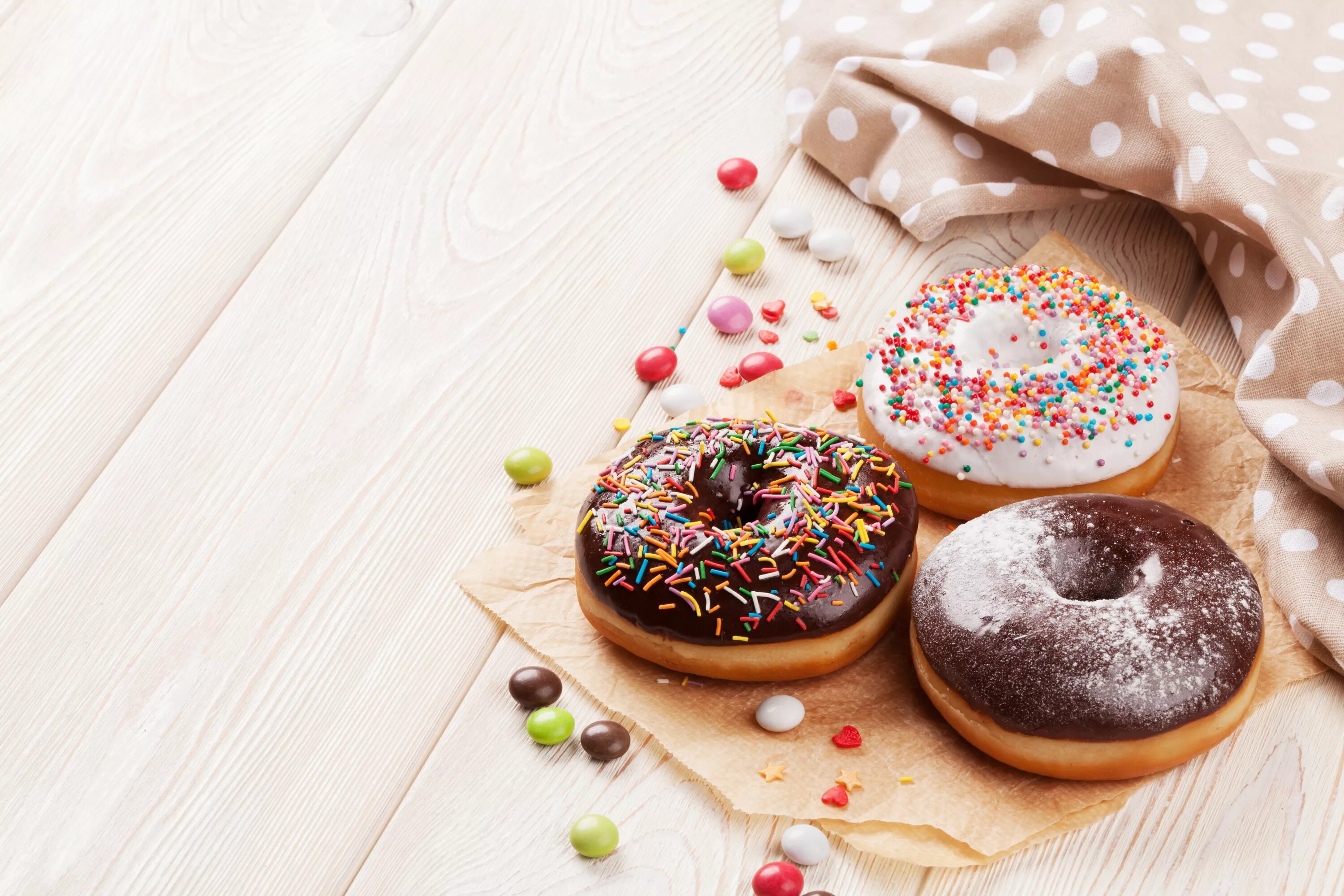 They like sweets. Сладости пончики. Сладкий пончик. Красивые пончики. Пончик с глазурью.