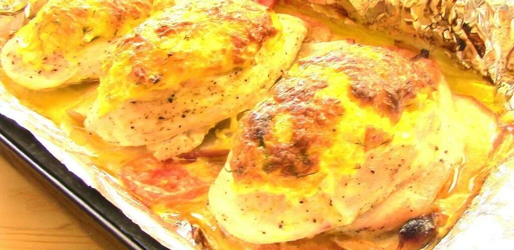 Как вкусно запечь филе куриное в духовке. Куриная грудка в духовке сочная. грудка куриная запеченная в духовке сочная. запечь филе курицы в духовке. куриные грудки в духовке сочные.