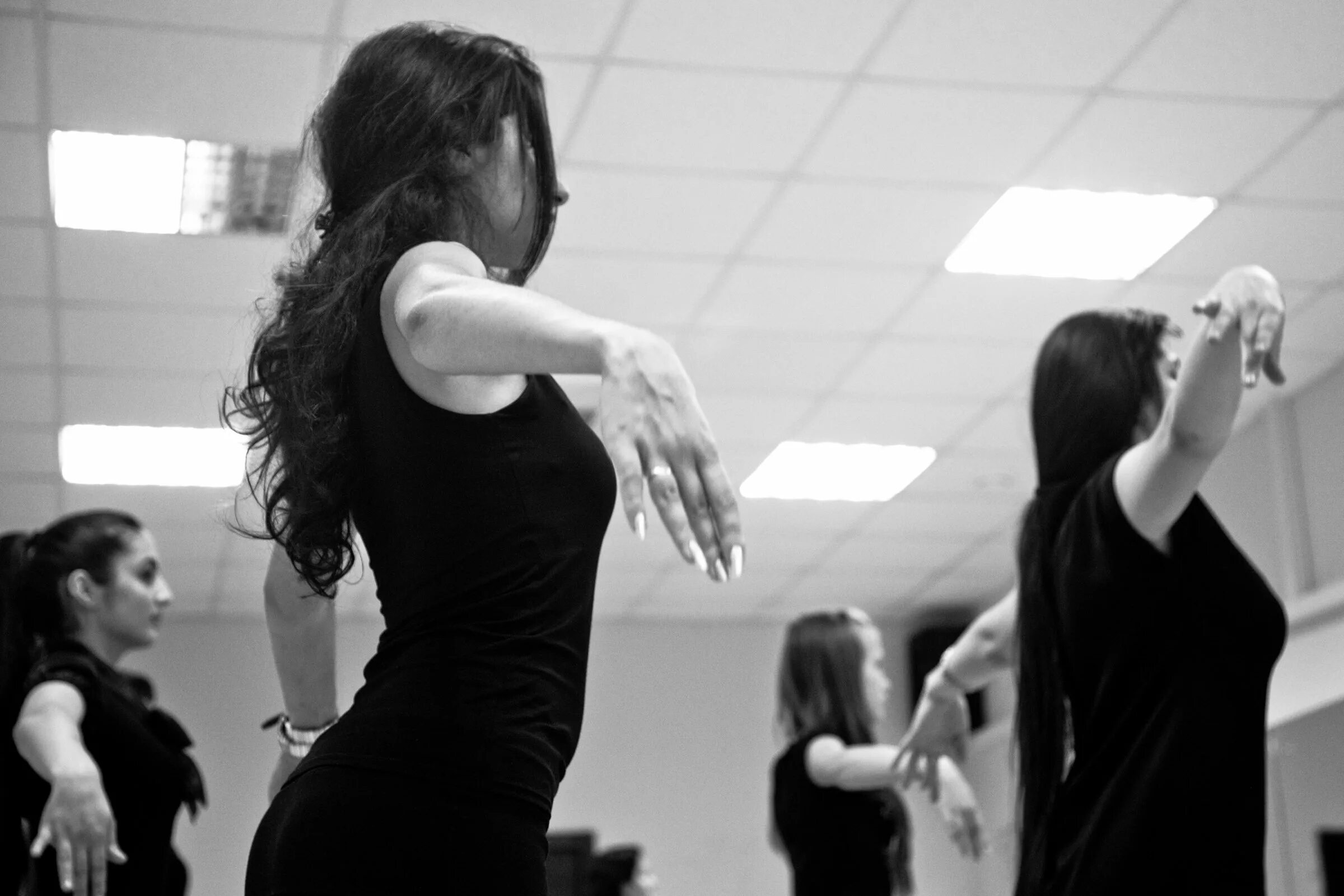 Кавказская девушка танцует. Лезгинки девушки. Красивая девушка танцует лезгинку. Кавказские девушки танцуют лезгинку.
