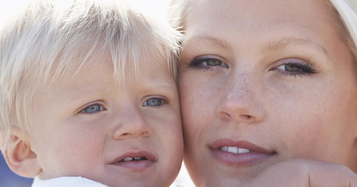 Ребенок родился блондином. Щека к щеке дети. Фото двух щекастых детей. Какими рождаются блондины.