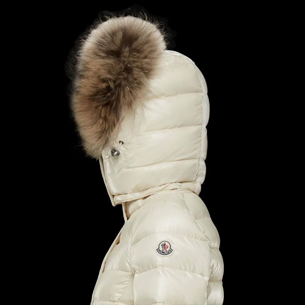 Белый пуховик монклер. Moncler armoise. moncler 301807346999. монклер болонка. пуховик монклер белый жемчужный.