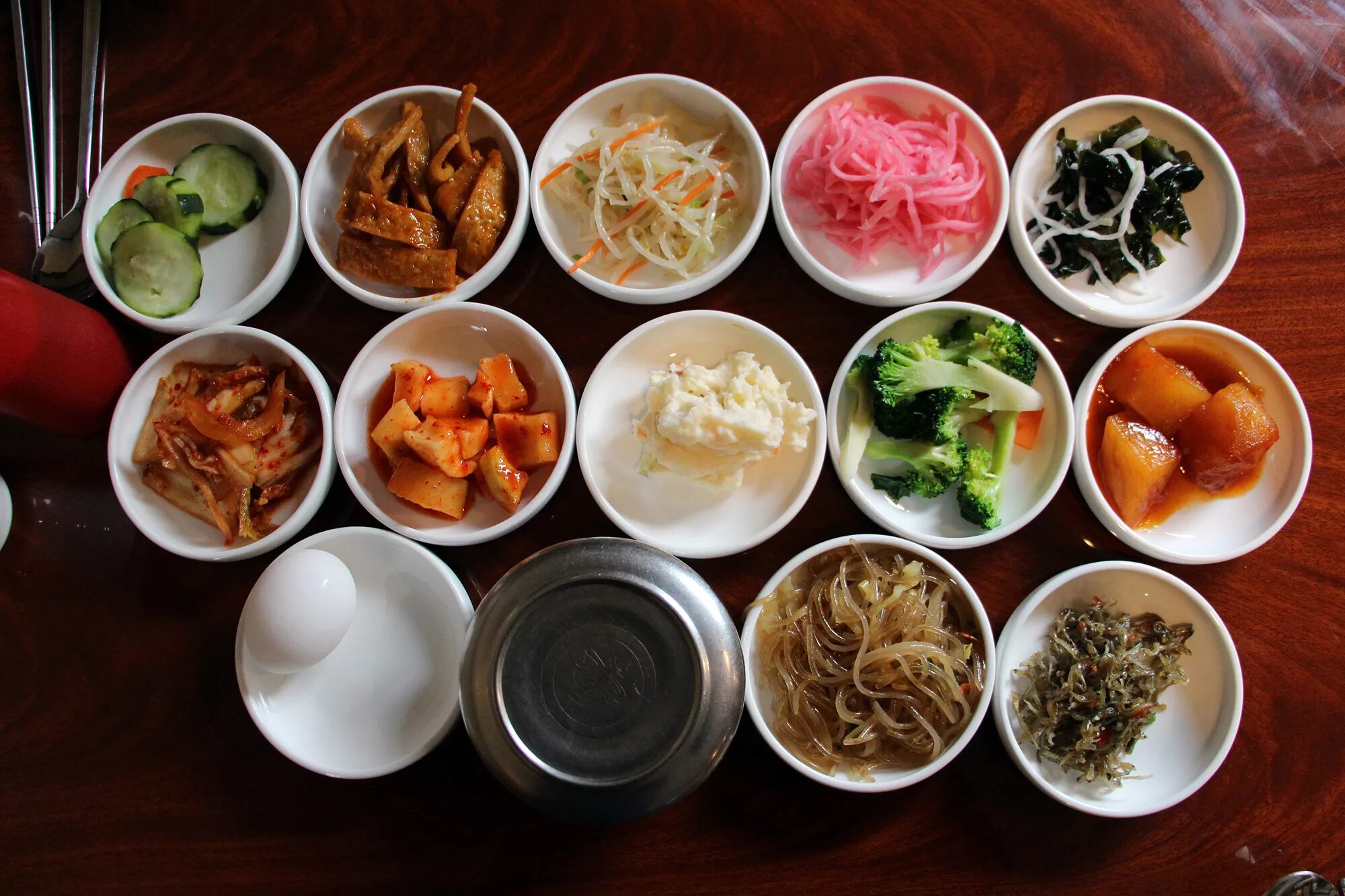 Корейский бан. Азиатская кухня. Японская диетическая еда. Традиционные блюда Кореи. Здоровая азиатская кухня.