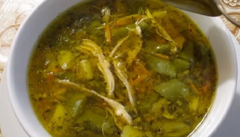 Суп со стручковой фасолью и курицей. Суп с зеленой фасолью стручковой. куриный суп со стручковой фасолью. суп куриный с зеленой фасолью стручковой.