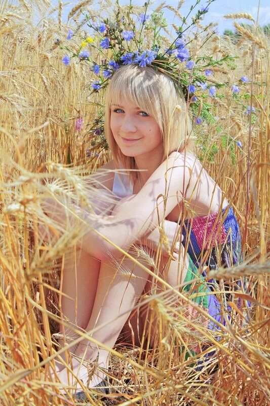 Белый день солистка лена василек. Белый день солистка лена василек. Лени васильков. Василек эмир. Васильковое поле.