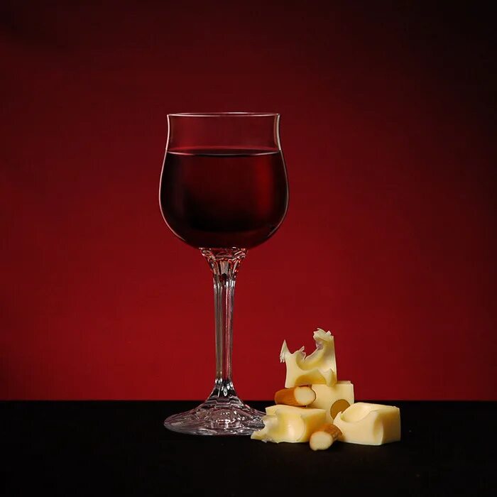 Рюмка красного вина. Бокал вина. Красное вино в бокале. Бокал красного вина. Красивые бокалы.