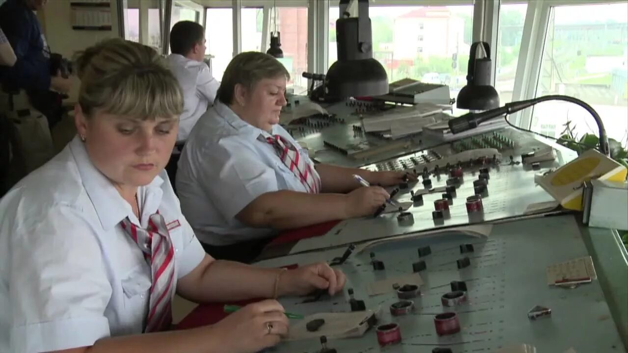 Движенцы в ОАО РЖД. Дежурный по сортировочной Горке РЖД. Движенец РЖД профессия. Движенцы на железной дороге.